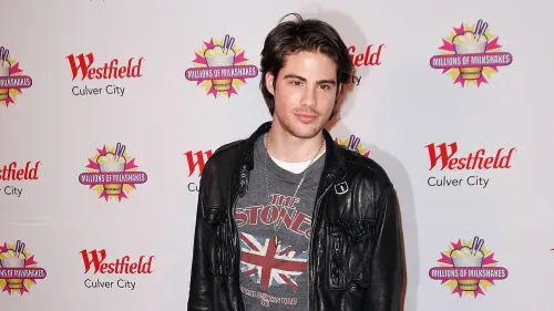 تظهر الصورة فرانسيسكو سان مارتن، الممثل الذي اشتهر بدور داريو هيرنانديز في \"أيام من حياتنا\"، مرتديًا سترة جلدية وقميصًا رسوميًا.