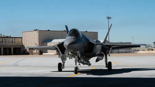 طائرة F-35A المعاد بناؤها "فرانكنجيت" في قاعدة هيل الجوية، تظهر تصميمها الشبح ومكوناتها المجمعة من طائرتين متضررتين.