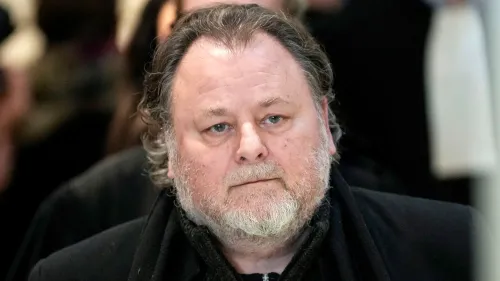 المخرج كريستوف روجيا في المحكمة بعد إدانته بالاعتداء الجنسي على الممثلة أديل هينيل، وسط حضور نجمات السينما الفرنسية.