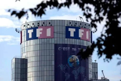 برج قناة TF1 يظهر شعار القناة بشكل بارز، مع لافتة تحتوي على عبارة "C'est ma Terre"، مما يعكس أهمية البرنامج في الثقافة الفرنسية.
