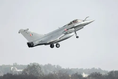 طائرة رافال فرنسية الصنع في وضع الإقلاع، تمثل أحدث تكنولوجيا الطيران العسكري وسط توترات بين الهند وباكستان.