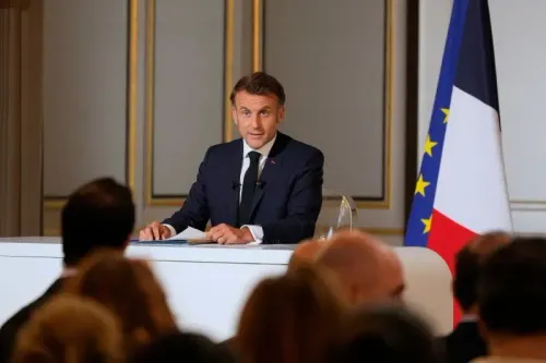 ماكرون يتحدث خلال مؤتمر صحفي، مع وجود العلم الفرنسي خلفه، في إطار زيارته لتعزيز الدعم الأوروبي لجرينلاند.