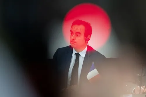 سيباستيان ليكورنو، وزير الدفاع الفرنسي، خلال اجتماع رسمي، مع العلم الفرنسي خلفه، يواجه تحديات جديدة كمرشح لرئاسة الوزراء.