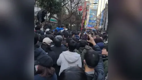مشهد مزدحم في أكيهابارا بطوكيو، حيث يتجمع مئات المشترين الصينيين للحصول على بطاقات الرسوميات GeForce RTX 50 وسط فوضى.