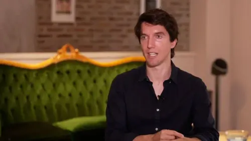 يتحدث روجيليو نوريس، صديق ليام باين، عن ذكرياته معه وتأثير وفاته المفاجئة على حياته، بينما يجلس في مكان مريح.