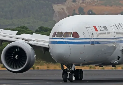 طائرة بوينغ 787 تابعة لشركة Air China على مدرج مطار، تُظهر تفاصيل المحركات والعجلات، في سياق زيارة ترامب للصين.