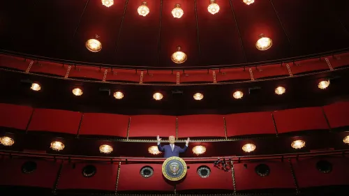 ترامب يتحدث في مركز كينيدي للفنون المسرحية، مع إضاءة ساحرة وسقف أحمر، مشيرًا إلى إعادة تشكيل النفوذ السياسي في واشنطن.