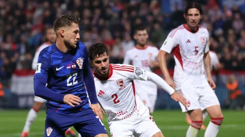 لاعبو منتخب كرواتيا وجبل طارق يتنافسون في مباراة ضمن دوري الأمم الأوروبية، مع تركيز على الأداء التكتيكي والتحدي بين الفريقين.