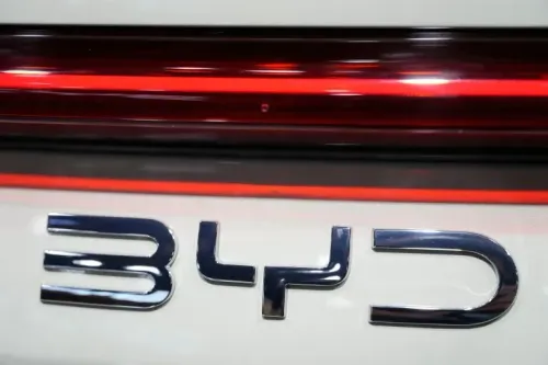شعار شركة BYD على سيارة كهربائية، يعكس تزايد الطلب على السيارات الكهربائية في ظل ارتفاع أسعار الوقود عالميًا.