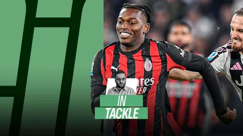 لاعب كرة قدم من ميلان يرتدي قميص أحمر وأسود في مواجهة لاعب من يوفنتوس، ضمن نقاش حول انتقالات الدوري الإيطالي والدوري الإسباني.