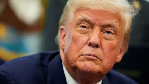 تعبير عن ترامب مع تعبير جاد، يسلط الضوء على اتهامات الفساد التي تواجهه، وسط جدل حول قبول طائرة فاخرة من قطر.