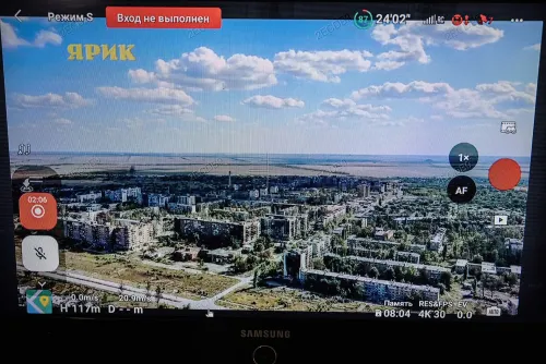 لقطة جوية لمدينة بوكروفسك الأوكرانية تظهر المباني المتهالكة تحت سماء زرقاء، تعكس آثار الحرب المستمرة وتغيرات استراتيجية القوات الروسية.