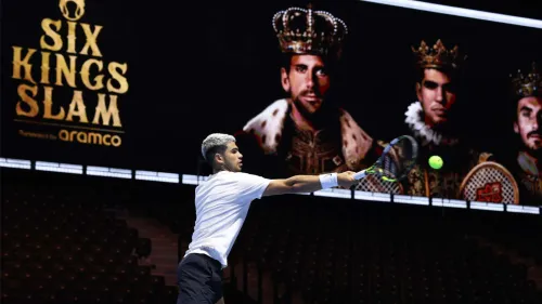 لاعب تنس يمارس ضربة أمام خلفية شعار بطولة Six Kings Slam في الرياض، مع تأجيل موعد البطولة إلى ديسمبر قبل انطلاق Australian Open.