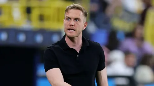 المدرب الشاب ينس ويسينغ يقود فريق الاتحاد السعودي في مباراة حاسمة، مع بداية مشروع جديد للفريق في جدة.