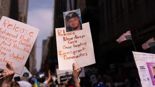 لافتات في مظاهرة تطالب بإطلاق سراح كيلمار أبريغو غارسيا، مع صورة له، وعبارات تدعو لوقف استهداف المجتمعات المهاجرة.