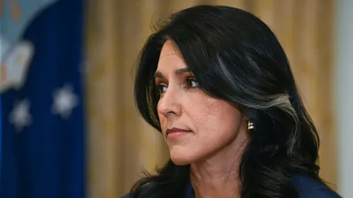 تولسي غابارد، مديرة الاستخبارات الوطنية، تعبر عن شكوكها حول تدخل روسيا في انتخابات 2016، مما يثير جدلاً حول تقييمات الاستخبارات.