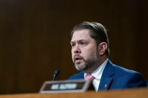 السيناتور روبن جاليجو يتحدث في جلسة استماع، مع التركيز على قضايا تتعلق بتكريم آشلي بابيت بعد أحداث 6 يناير.