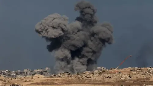 سحابة كثيفة من الدخان تتصاعد فوق مدينة غزة بعد غارة جوية، مما يعكس تصاعد التوترات والأحداث المأساوية في المنطقة.