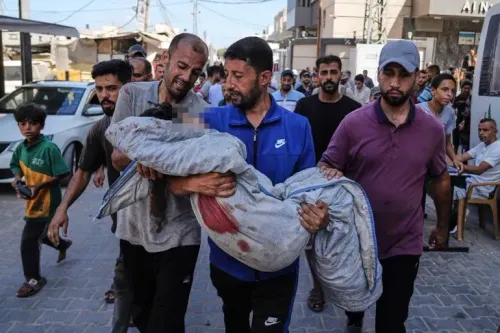 رجال يحملون جثة مغطاة في شوارع غزة، وسط حشود من الناس، بعد غارات جوية أدت إلى ارتفاع عدد القتلى في الحرب الإسرائيلية على غزة.