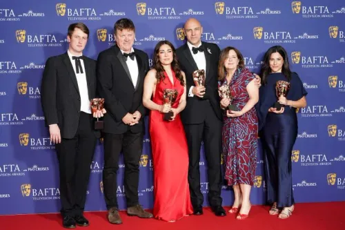 فريق فيلم Gaza: Doctors Under Attack يحتفل بجائزة Bafta في حفل رسمي بلندن، مع تسليط الضوء على قضايا المنظومة الصحية في غزة.