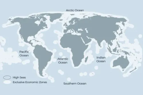 خريطة توضح توزيع المياه الدولية والمناطق الاقتصادية الخالصة حول العالم، مع تحديد المحيطات الرئيسية.