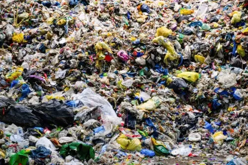 تظهر الصورة كومة كبيرة من النفايات البلاستيكية المتنوعة، مما يعكس أزمة التلوث البلاستيكي العالمية التي تسعى المعاهدات الدولية لمعالجتها.