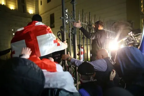 محتجون يرتدون الأعلام الجورجية يحاولون اقتحام القصر الرئاسي في تبليسي، وسط توتر سياسي واحتجاجات ضد الحكومة.