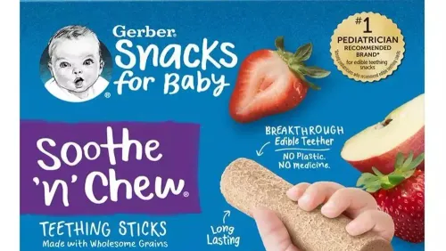 عبوة عيدان التسنين "Soothe N Chew" من جيربر، مع صورة لطفل يمسك بالعصا، تحتوي على تفاصيل عن نكهات الفراولة والتفاح.