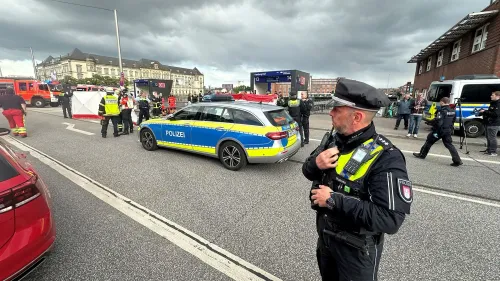 تواجد شرطة هامبورغ في موقع هجوم بسكين، حيث يعملون على تأمين المنطقة ويقومون بالتحقيقات بعد إصابة 18 شخصًا.