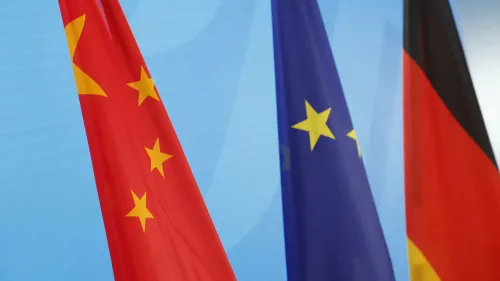 أعلام الصين والاتحاد الأوروبي وألمانيا، تعكس التوترات السياسية بين الدول الثلاث في سياق الحوادث العسكرية الأخيرة.