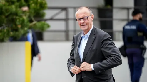 المستشار الألماني فريدريش ميرتس يتحدث في منتدى أوروبي ببرلين، حيث أعلن رفع القيود على تسليح أوكرانيا.