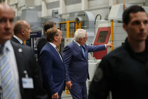 افتتاح مصنع ذخيرة في ألمانيا، حيث يظهر مسؤولون يتفقدون المعدات، مما يعكس جهود أوروبا لتعزيز قدراتها الدفاعية في ظل الصراع الأوكراني.