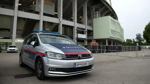 سيارة شرطة متوقفة أمام استاد إرنست هابيل في فيينا، حيث تم إحباط مخطط لهجوم على حفل لتايلور سويفت.