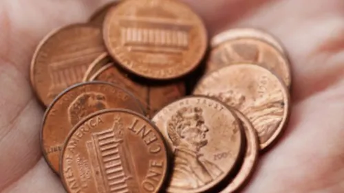 صورة تحتوي على مجموعة من البنسات الأمريكية، تُظهر تفاصيلها المعدنية المختلفة، في سياق مناقشة حول تكلفة إنتاجها وتأثيرها المالي.