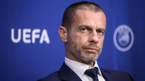 رئيس الاتحاد الأوروبي لكرة القدم ألكسندر تشيفيرين يظهر بوجه جاد خلال مؤتمر صحفي حول توسع كأس العالم إلى 64 فريقاً.