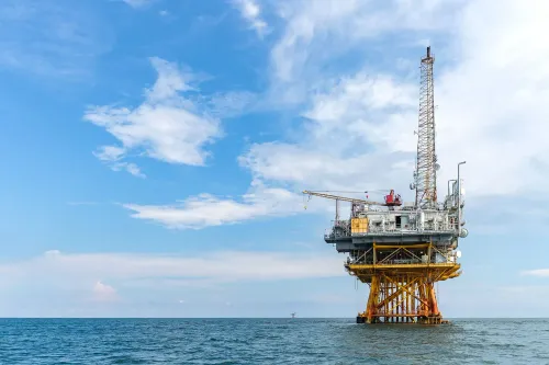 منصة نفطية في البحر تحت سماء زرقاء، تمثل صناعة الوقود الأحفوري التي تحقق أرباحًا هائلة وسط ارتفاع أسعار الطاقة عالميًا.