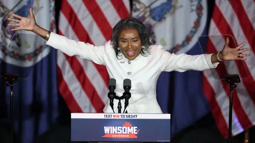 وينسوم إيرل سيرز تتحدث بحماس أمام حشد من المؤيدين في حدث انتخابي في شمال فيرجينيا، مع لافتات تدعو لإلغاء ضريبة السيارات.