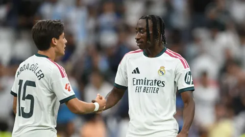 آردا غولر ويان ديوماندي لاعبا ريال مدريد يتصافحان خلال مباراة، في ظل نقاش مورينيو حول اختيار التشكيلة قبل ديربي مدريد.