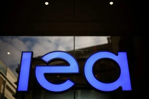 شعار وكالة الطاقة الدولية (IEA) مضاء باللون الأزرق، يعكس دورها في إدارة احتياطيات الطاقة العالمية وسط أزمة الطاقة الحالية.