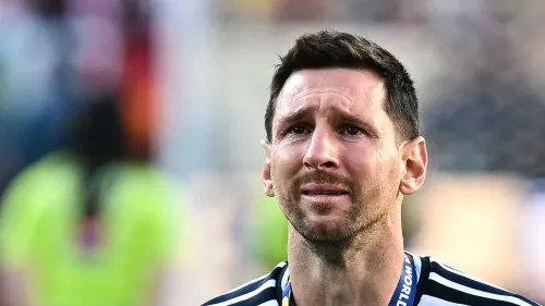 ليونيل ميسي يبكي بحزن خلال مباراة، مع إعلان تعليق مسيرته الكروية بعد وفاة والده خورخي ميسي.