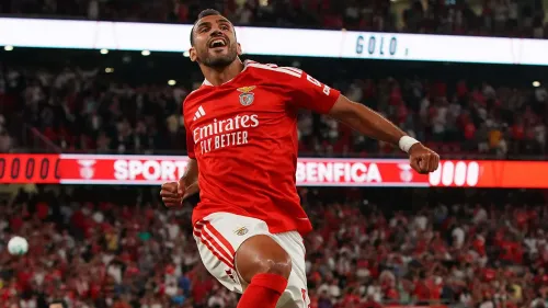 المهاجم اليوناني فانجيليس بافليديس يحتفل بهدفه في ملعب دا لوز خلال مباراة دوري أوروبا مع بنفيكا، مع جمهور متحمس في الخلفية.