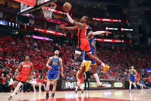 جالين جرين من فريق هيوستن روكتس يسجل نقطة خلال مباراة بلاي أوف ضد غولدن ستايت ووريورز، وسط جمهور متحمس.