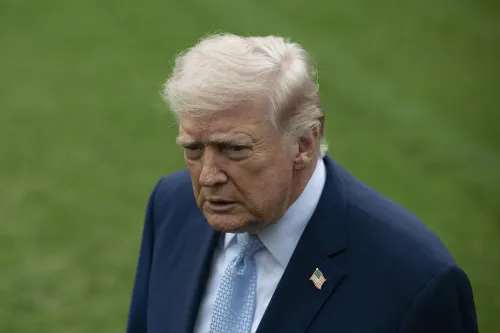 ترامب يبدو عابسًا أثناء حديثه، مع التركيز على تعابير وجهه الجادة، في سياق تعليقات مثيرة للجدل حول وفاة روبرت مولر.