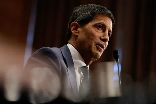 Kevin Warsh يتحدث في جلسة رسمية، مع التركيز على تحديات الاحتياطي الفيدرالي في ظل الضغوط الاقتصادية الحالية.