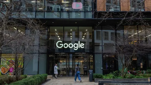مقر شركة جوجل في بريطانيا، حيث تواجه دعوى جماعية تتهمها باستغلال هيمنتها في سوق البحث والإعلانات.
