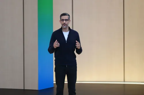 رجل يتحدث على منصة أمام خلفية بسيطة، يعرض تحديثات جديدة لمحرّك بحث Google المدعوم بالذكاء الاصطناعي.