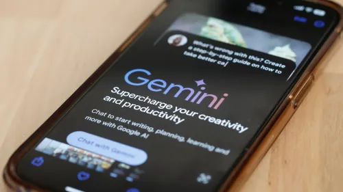 واجهة تطبيق Gemini على الهاتف المحمول، تعرض شعار Gemini مع نص يبرز ميزات الذكاء الاصطناعي لتعزيز الإبداع والإنتاجية.