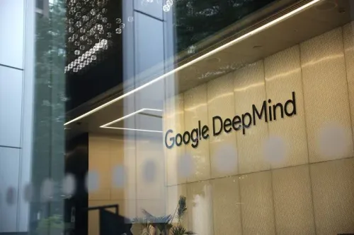 شعار شركة Google DeepMind يظهر من خلال نافذة زجاجية، مع التركيز على القضايا المتعلقة بالذكاء الاصطناعي وأخلاقياته.