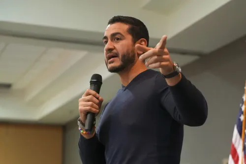 عبد السيد، مرشح الحزب الديمقراطي لمجلس الشيوخ في ميشيغان، يتحدث في تجمع انتخابي وسط جدل حول جماعة الإخوان المسلمين.