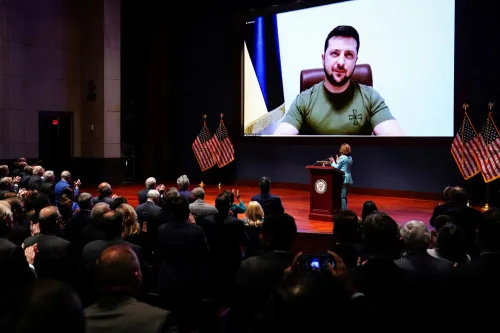 خطاب للرئيس الأوكراني فولوديمير زيلينسكي عبر الفيديو أمام أعضاء الكونغرس الأمريكي، مع تصفيق الحضور.